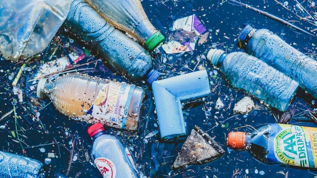 Diverses matières plastiques flottant sur un plan d'eau.