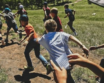 Grupo de crianças a correr num campo