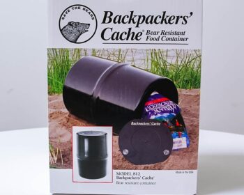 Uma caixa que contém um recipiente para ursos chamado Backpackers&#039; Cache.