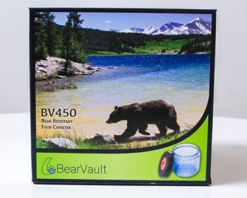 Uma caixa que contém um recipiente para ursos chamado BearVault.