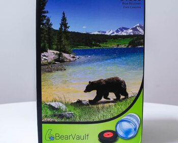 Uma caixa que contém um recipiente para ursos chamado BearVault.