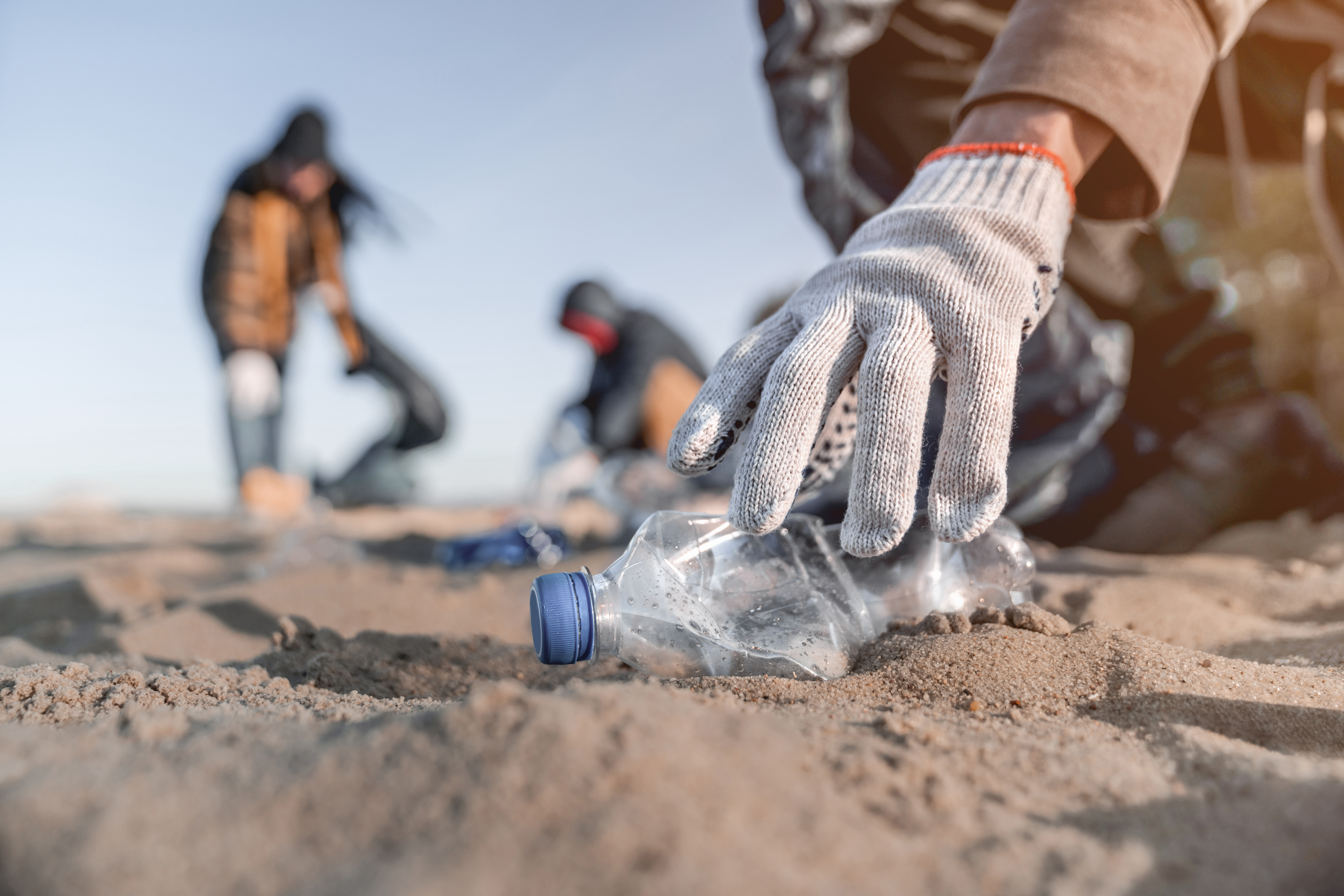 متطوعون يلتقطون القمامة على الشاطئ